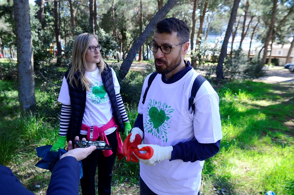 Volonteri čiste Bunarinu (snimio: Dejan ŠTIFANIĆ)
